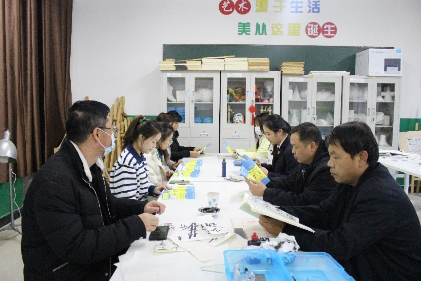 河北省臨西縣人民檢察院未檢檢察官在臨西縣第二小學(xué)為家長(zhǎng)講解家庭教育促進(jìn)法。 孫國(guó)月攝