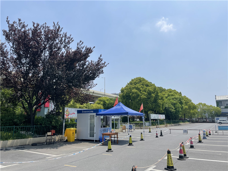 常態(tài)化“核酸采樣工作站”亮相上海街頭。龔昱攝