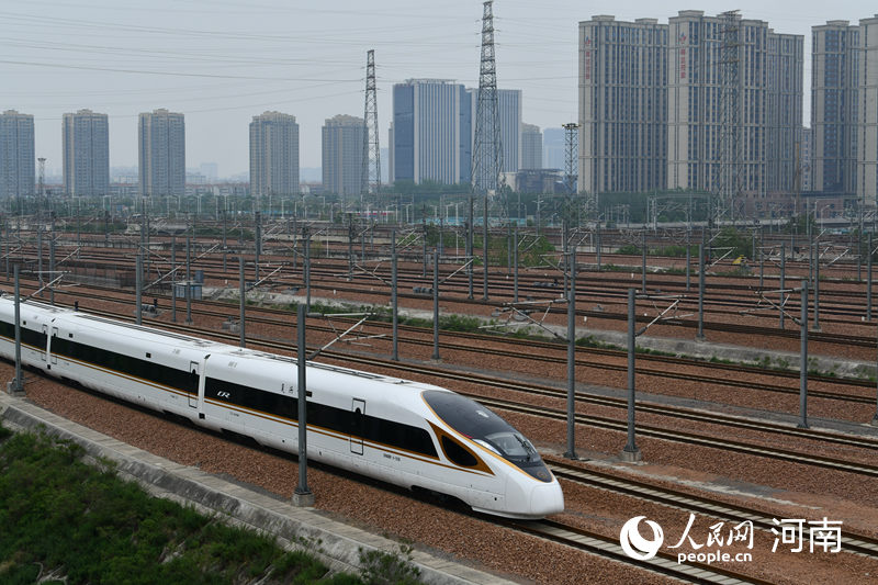 列車(chē)駛出站臺(tái)。人民網(wǎng) 霍亞平攝