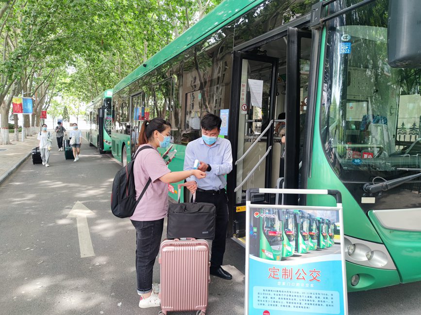公交車從校園宿舍樓下出發(fā)，直達(dá)鄭州火車站和鄭州東站。崔晨攝