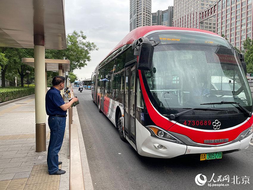 北京1路公交車駛進(jìn)八王墳西站，此前各路公交經(jīng)過(guò)該站時(shí)均甩站通過(guò)，今起該站回復(fù)正常上下客。人民網(wǎng) 尹星云攝