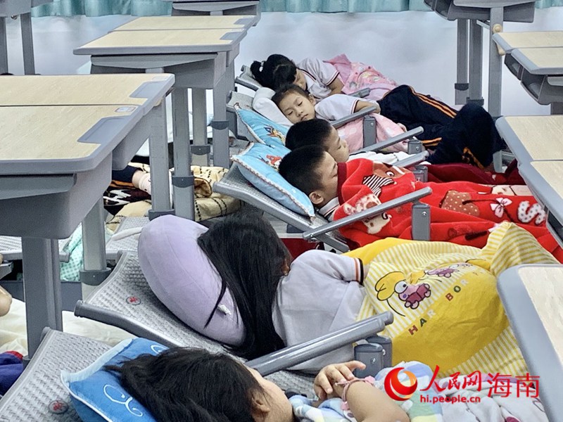 海口第二十六小學(xué)學(xué)生在新式課桌椅上午休。人民網(wǎng) 李浩蓉?cái)z