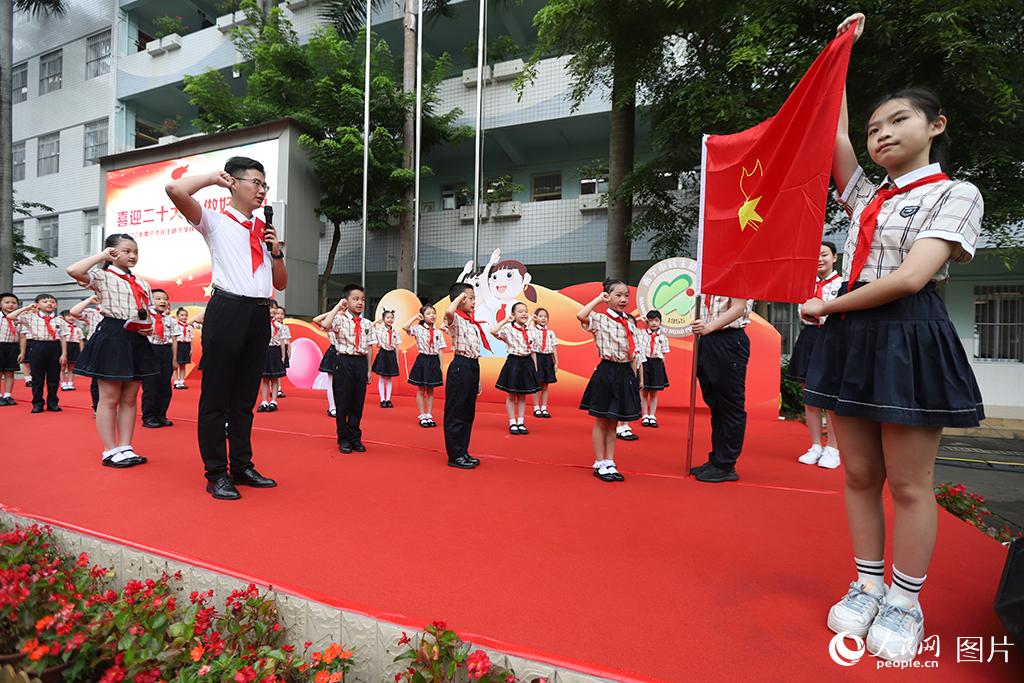 5月31日，在廣西壯族自治區(qū)南寧市民主路小學(xué)，學(xué)校大隊(duì)輔導(dǎo)員帶領(lǐng)少先隊(duì)員呼號(hào)。人民網(wǎng)記者 嚴(yán)立政攝