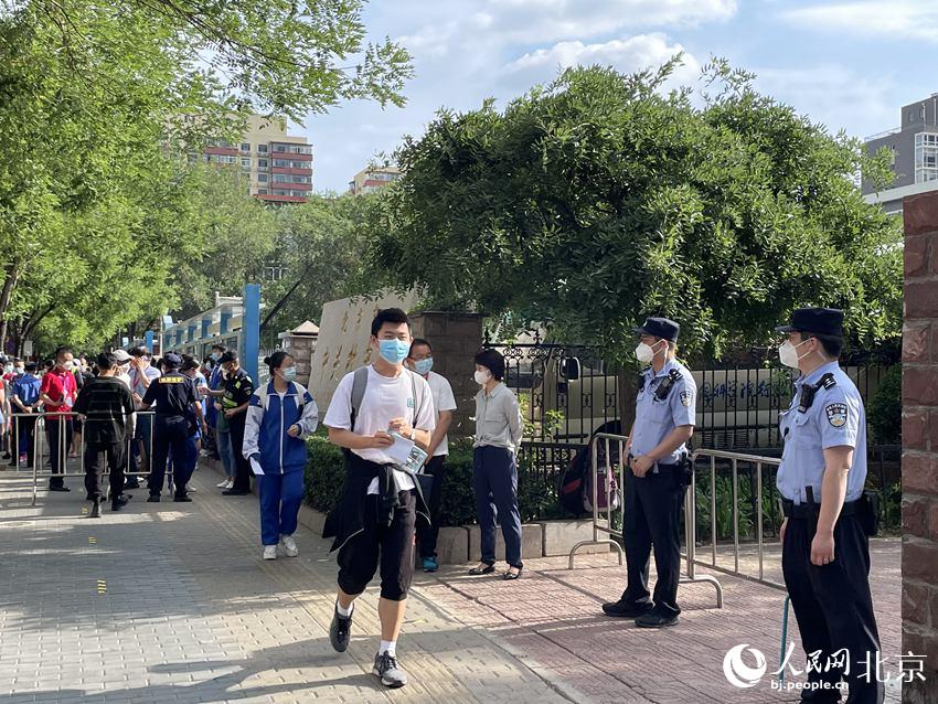 在中關(guān)村中學(xué)考點，考生們有序走入考點。人民網(wǎng) 董兆瑞攝