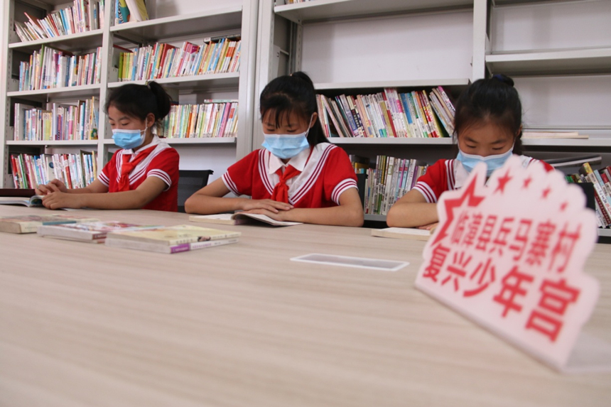 河北省臨漳縣柏鶴集鄉(xiāng)兵馬寨村復(fù)興少年宮，孩子們?cè)陂営[室讀書(shū)。 申志好攝