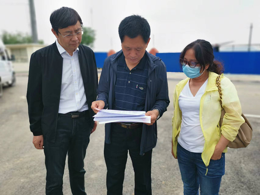 國情調查核查組專家對司家營鐵礦生產臺賬等進行檢查。袁海波攝