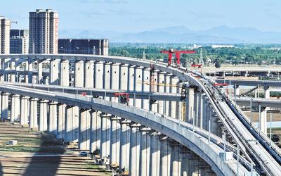 6月7日，工人在唐山市高新技術(shù)開發(fā)區(qū)境內(nèi)的京唐城際鐵路建設工地施工（無人機照片）。 新華社記者 楊世堯攝