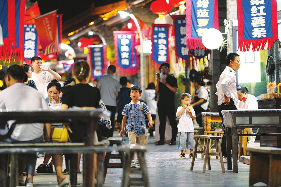  6月17日晚，游客在運(yùn)城市鹽湖區(qū)嵐山根運(yùn)城印象景區(qū)內(nèi)游玩。連日來(lái)，運(yùn)城市通過(guò)發(fā)放消費(fèi)券，培育夜購(gòu)、夜味、夜宿、夜玩、夜賞的消費(fèi)形態(tài)，迅速推動(dòng)消費(fèi)企穩(wěn)回暖，為經(jīng)濟(jì)發(fā)展注入強(qiáng)勁動(dòng)力。 金玉敏攝