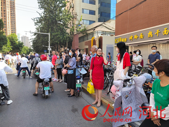 石家莊外國語學(xué)?？键c外送考的家長。人民網(wǎng) 祝龍超攝