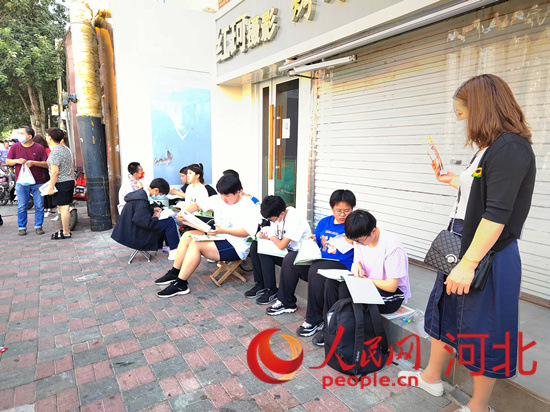臨進考場，考生抓緊時間再復(fù)習一下。人民網(wǎng) 祝龍超攝