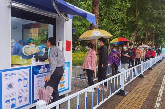 核酸采樣志愿者們上崗。孫金梅攝
