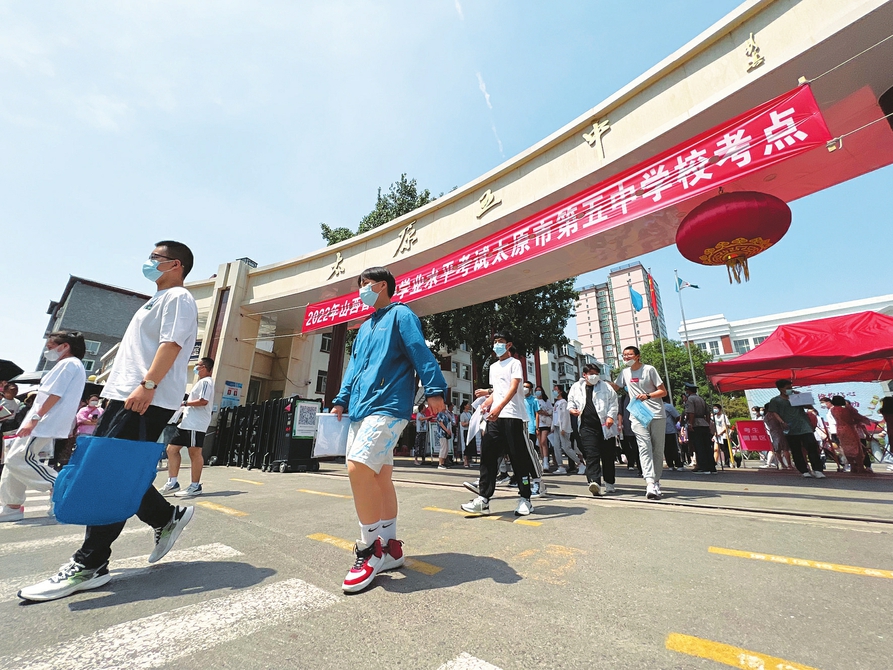 六月二十日，中考太原五中考點，完成首門考試的考生滿懷信心走出考場。記者李兆民攝