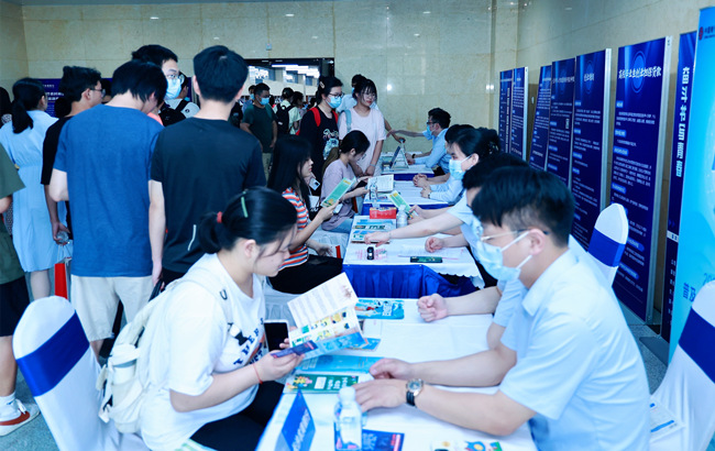 大學(xué)生現(xiàn)場(chǎng)咨詢創(chuàng)業(yè)政策。長(zhǎng)沙市人社局供圖