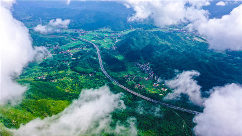 湖南省常寧市廟前鎮(zhèn)泉井村，云霧繚繞，青山蒼翠，公路蜿蜒，秀美如畫。周秀魚春攝