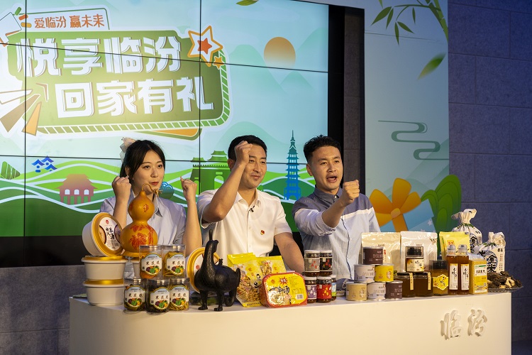 6月3日下午，在臨汾原產(chǎn)地商品體驗(yàn)店，曲沃縣副縣長樊奇選對當(dāng)?shù)氐霓r(nóng)特產(chǎn)品、旅游景點(diǎn)進(jìn)行了推介代言。鄭遠(yuǎn)飛攝