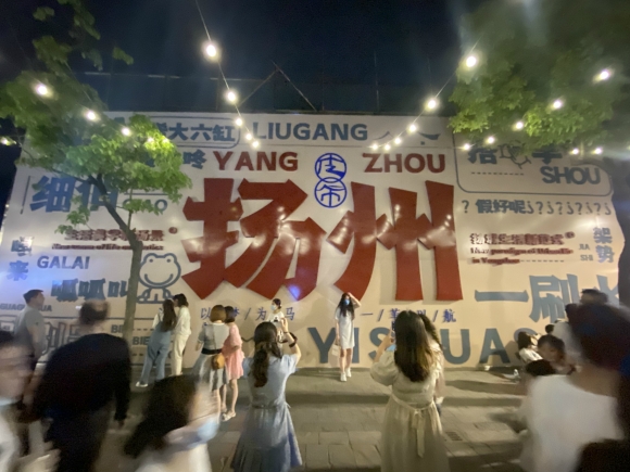 古運河畔的皮市街充滿市井氣息。 人民網(wǎng) 張玉峰攝
