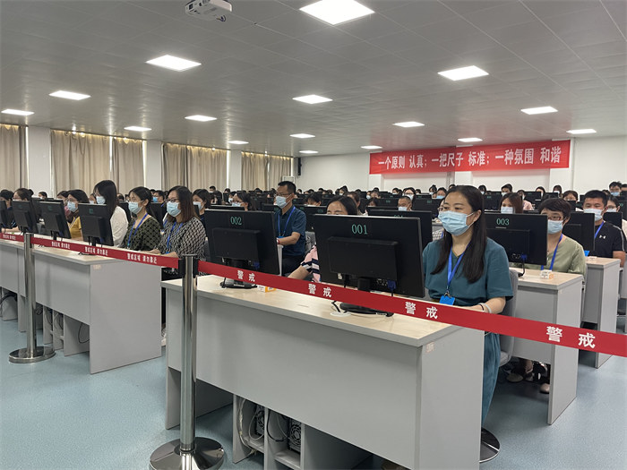 閱卷現(xiàn)場。公雪 攝