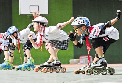 6月23日，邯鄲市邯山區(qū)實(shí)驗(yàn)小學(xué)的學(xué)生在練習(xí)輪滑。 當(dāng)日是國(guó)際奧林匹克日，該小學(xué)開展了“我運(yùn)動(dòng)、我健康、我快樂”為主題的體育活動(dòng)，通過足球、籃球、武術(shù)、輪滑、擊劍等運(yùn)動(dòng)，讓學(xué)生們享受運(yùn)動(dòng)健身的快樂，感受運(yùn)動(dòng)的魅力。 河北日?qǐng)?bào)通訊員 郝群英攝