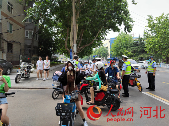 石家莊交警在查處非機(jī)動(dòng)車違章。人民網(wǎng)祝龍超攝