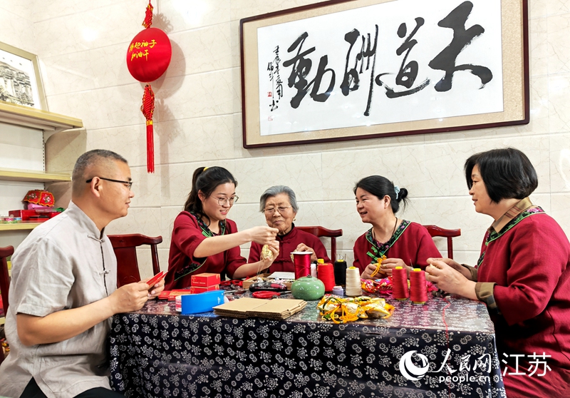 王秀英老人指導孫女制作香包。人民網(wǎng) 閆峰攝