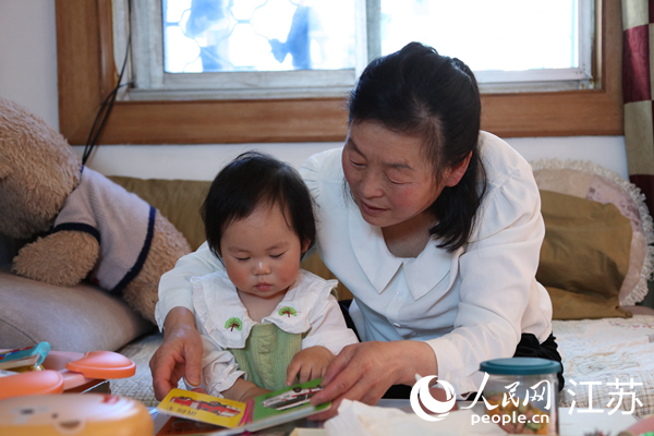 王繼蓮帶孫女看童書。人民網 冷金明攝