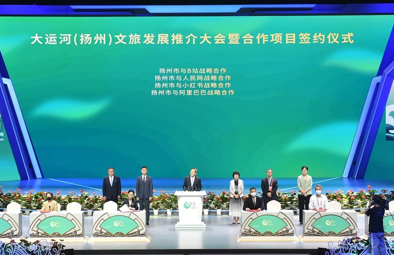 揚(yáng)州市副市長(zhǎng)劉流與人民網(wǎng)股份有限公司江蘇分公司總經(jīng)理汪崢嶸作為代表分別簽署了戰(zhàn)略合作協(xié)議。文斌攝