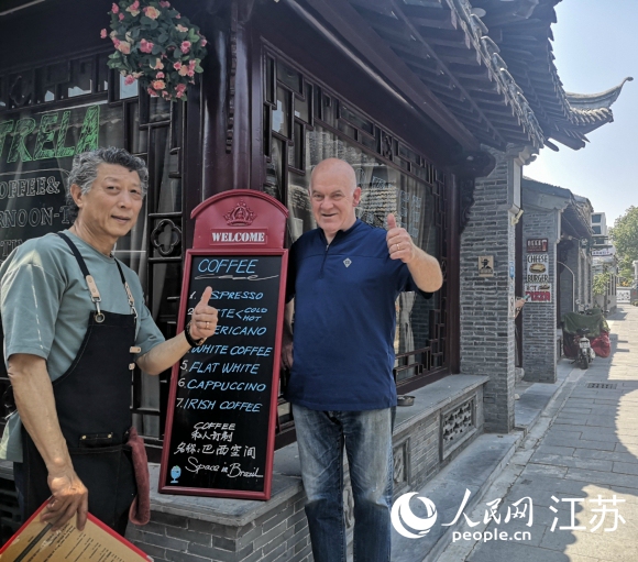 愛(ài)逛古巷的巴西人和揚(yáng)州朋友在仁豐里開了一家西餐廳。 人民網(wǎng) 張玉峰攝