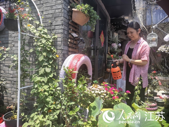 原在上海工作的袁荔退休后重回?fù)P州古城生活。 人民網(wǎng) 張玉峰攝