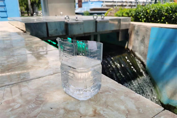 在邯鄲市雞澤縣藍(lán)天污水處理廠，污水經(jīng)過處理后清澈透明。鄭佳欣攝