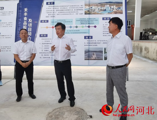 黨曉龍在禾豐項目現(xiàn)場鼓勵大家以商招商。 人民網(wǎng) 張繼航攝