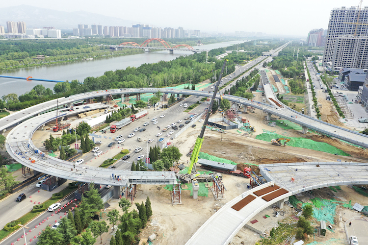 市區(qū)五一路快速通道工程西段順利合龍。