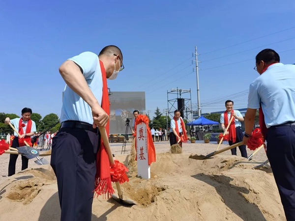 作為今年荷花節(jié)“開場秀”，理士新能源智造園區(qū)項目正式開工。人民網(wǎng) 馬曉波攝