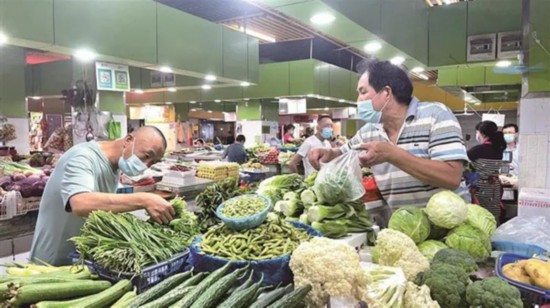 無(wú)錫市民在沁揚(yáng)市場(chǎng)和往常一樣購(gòu)買農(nóng)副產(chǎn)品。宗曉東攝