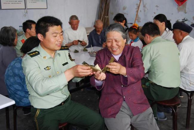 趙德恒與孤寡老人共度端午佳節(jié) 。 濱州市公安局海岸警察支隊岔尖派出所供圖