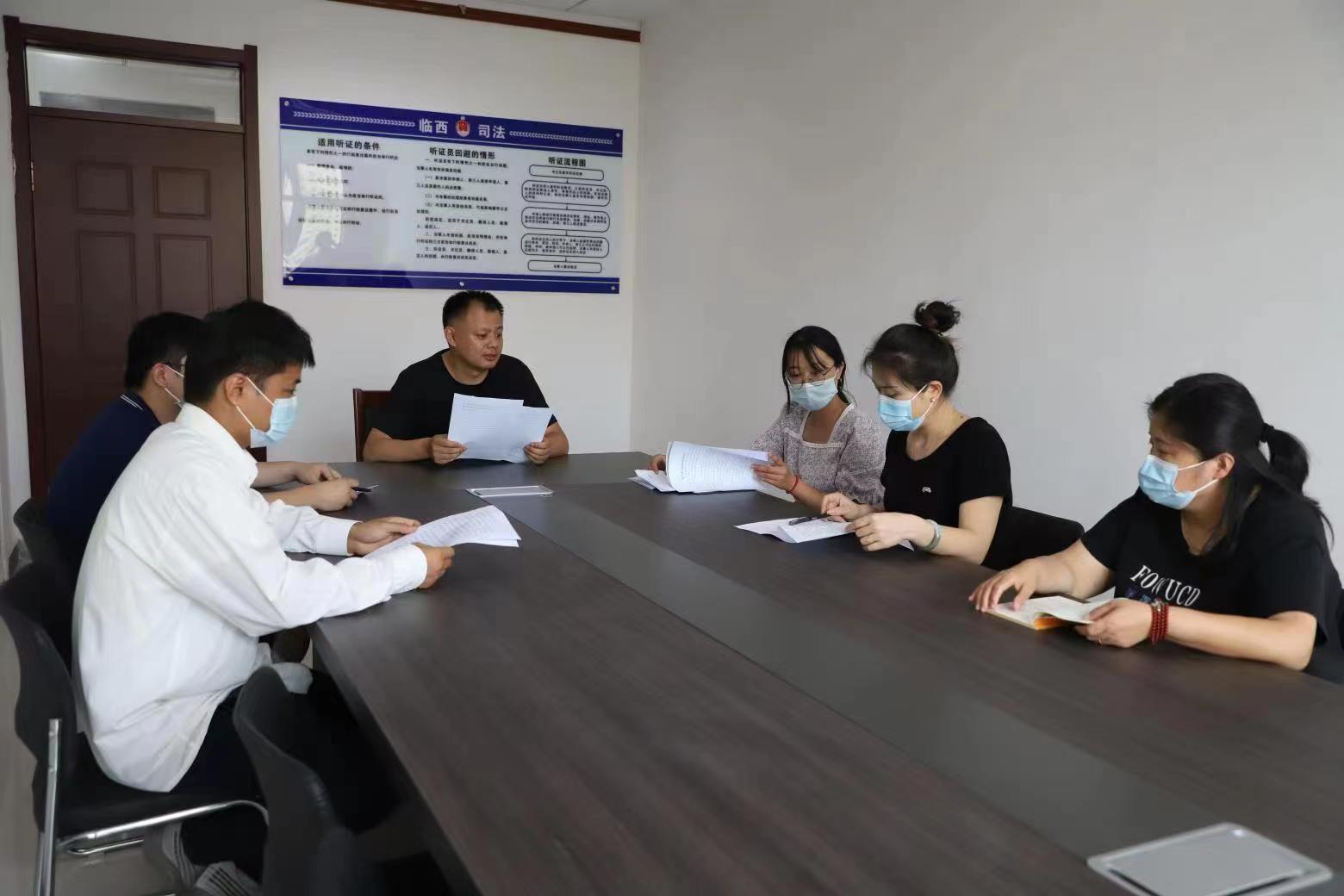邢臺市臨西縣司法局工作人員在行政復(fù)議聽證室對行政復(fù)議事項開展聽證問詢。 孟凡儒攝