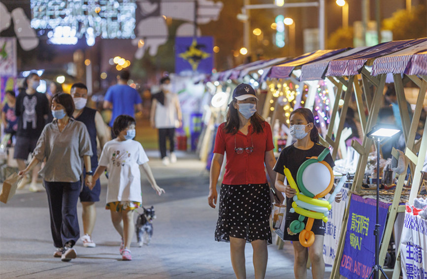 青年無限宇宙潮動(dòng)市集匯聚眾多文創(chuàng)產(chǎn)品，豐富市民夜生活。王英浩攝