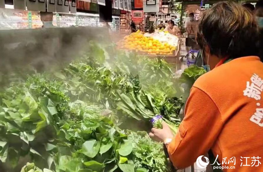 在大潤發(fā)長江北路店里，果蔬、肉蛋等生活必需品種類齊全，供應(yīng)充足，市民正有序選購。無錫市委網(wǎng)信辦供圖