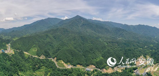 大別山旅游扶貧快速通道。人民網 陳若天攝