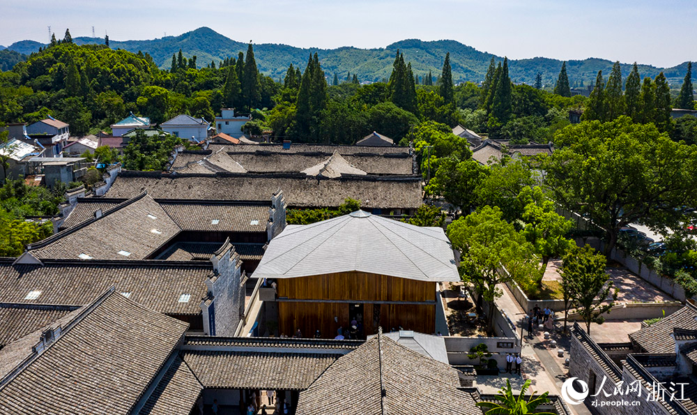 7月23日，空中俯瞰位于寧波市江北區(qū)慈城鎮(zhèn)的抱珠樓。人民網(wǎng) 章勇濤攝