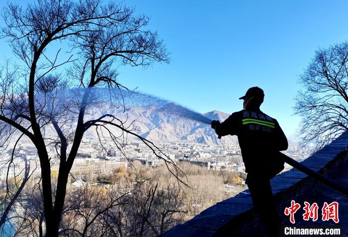 12月6日，布達(dá)拉宮消防救援大隊(duì)在布達(dá)拉宮山體林草區(qū)域開展?jié)窕ぷ??！㈣?攝
