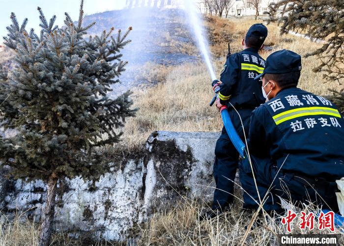 12月6日，布達(dá)拉宮消防救援大隊(duì)在布達(dá)拉宮山體林草區(qū)域開展?jié)窕ぷ鳌！㈣?攝