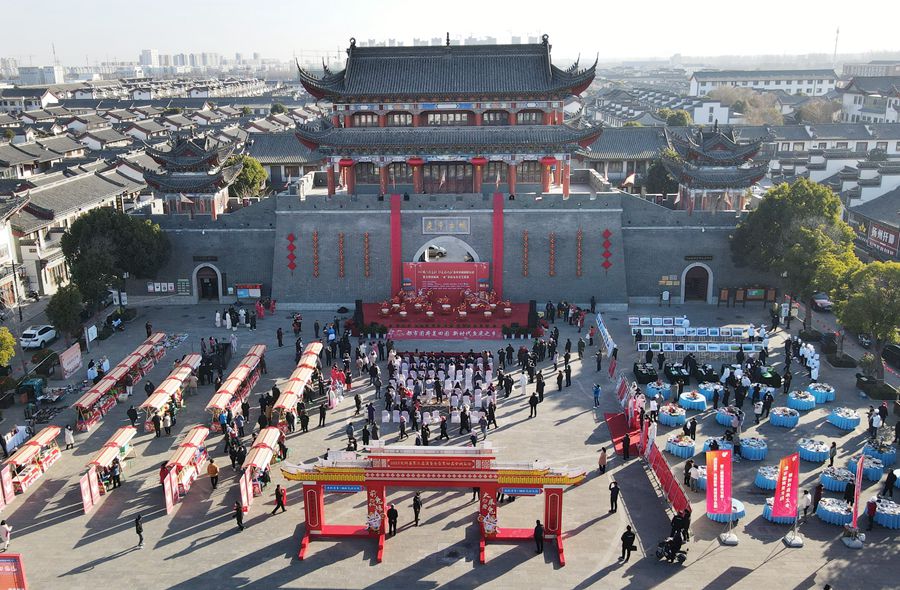 城門掛春聯(lián)，金湖沖刺“開門紅”。陳義寶攝