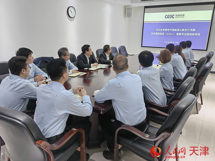 近日，中能建路橋工程有限公司領(lǐng)導(dǎo)班子成員與員工開會討論，如何根據(jù)今年的項目招聘合適的優(yōu)秀人才。  人民網(wǎng) 孫翼飛攝
