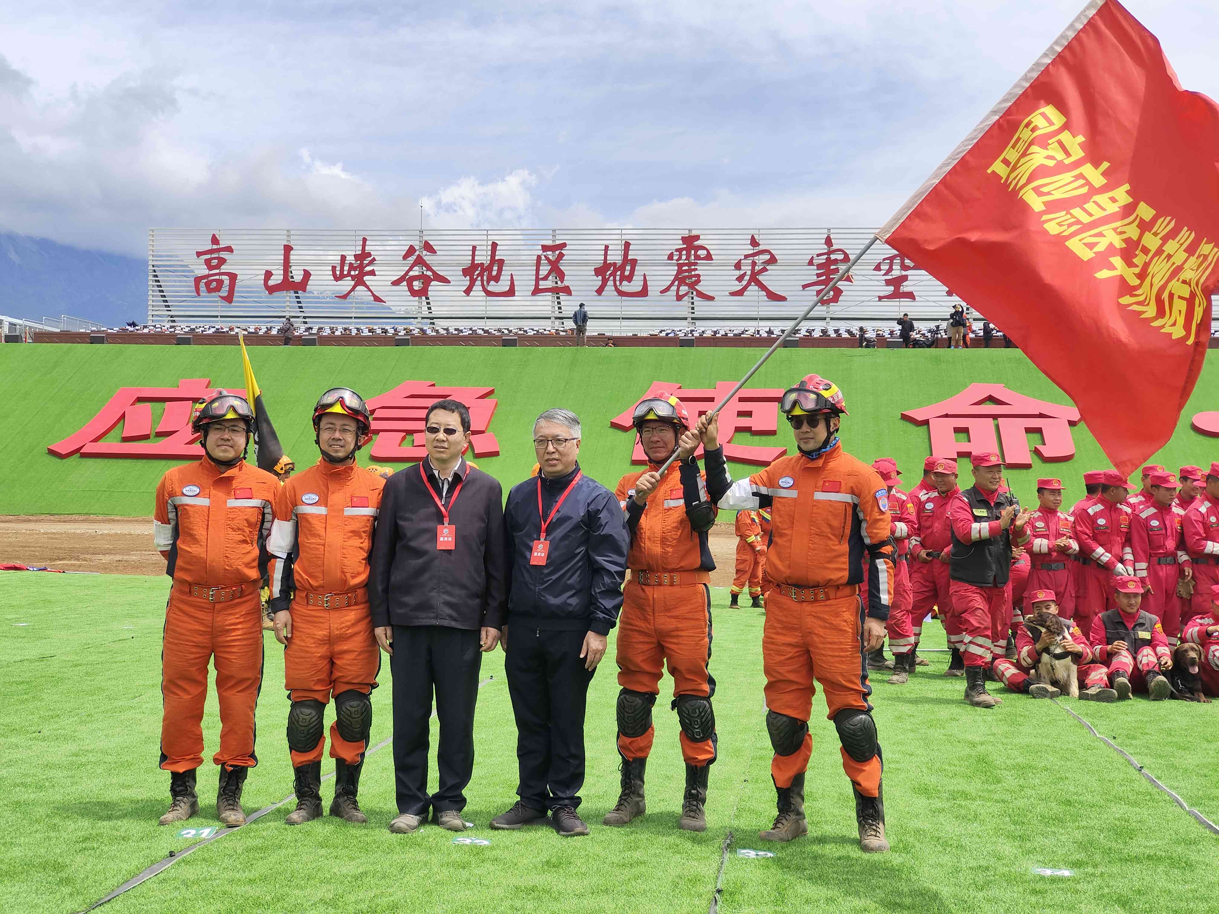 呂國(guó)忠以總領(lǐng)隊(duì)身份，帶領(lǐng)國(guó)家應(yīng)急醫(yī)學(xué)救援隊(duì)演練。受訪者供圖