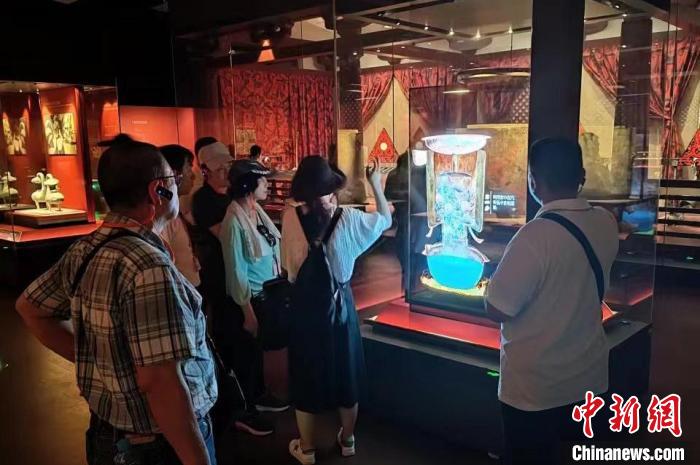 圖為臺灣新北市永和區(qū)里長聯(lián)誼會江西參訪團一行在南昌漢代?；韬顕z址博物館內參觀展出的珍貴文物?！●樞↓?攝
