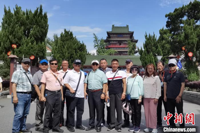 圖為臺灣新北市永和區(qū)里長聯(lián)誼會江西參訪團一行在南昌滕王閣前合影?！×鴷缘?攝
