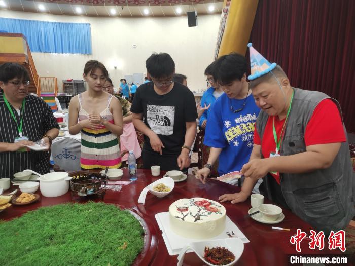 圖為內(nèi)蒙古臺(tái)辦為臺(tái)胞過(guò)生日?！±?lèi)?ài)平 攝