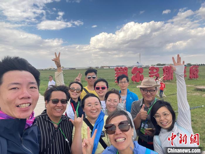 圖為臺(tái)胞在鄂爾多斯草原合影?！∪~冠賢 攝