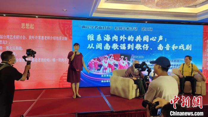 歌仔說唱非遺傳承人張?jiān)缕寂楷F(xiàn)場(chǎng)演唱?！罘?攝