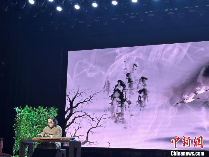 閩派古琴名家陳志強(qiáng)演奏一曲《流水》。　張麗君 攝